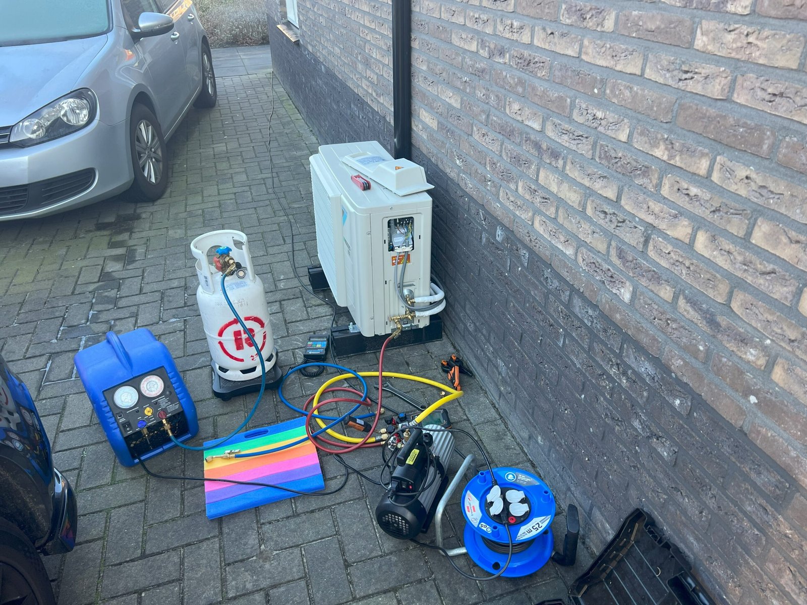 Installatie bijvullen met R32 koudemiddel door gecertificeerd monteur