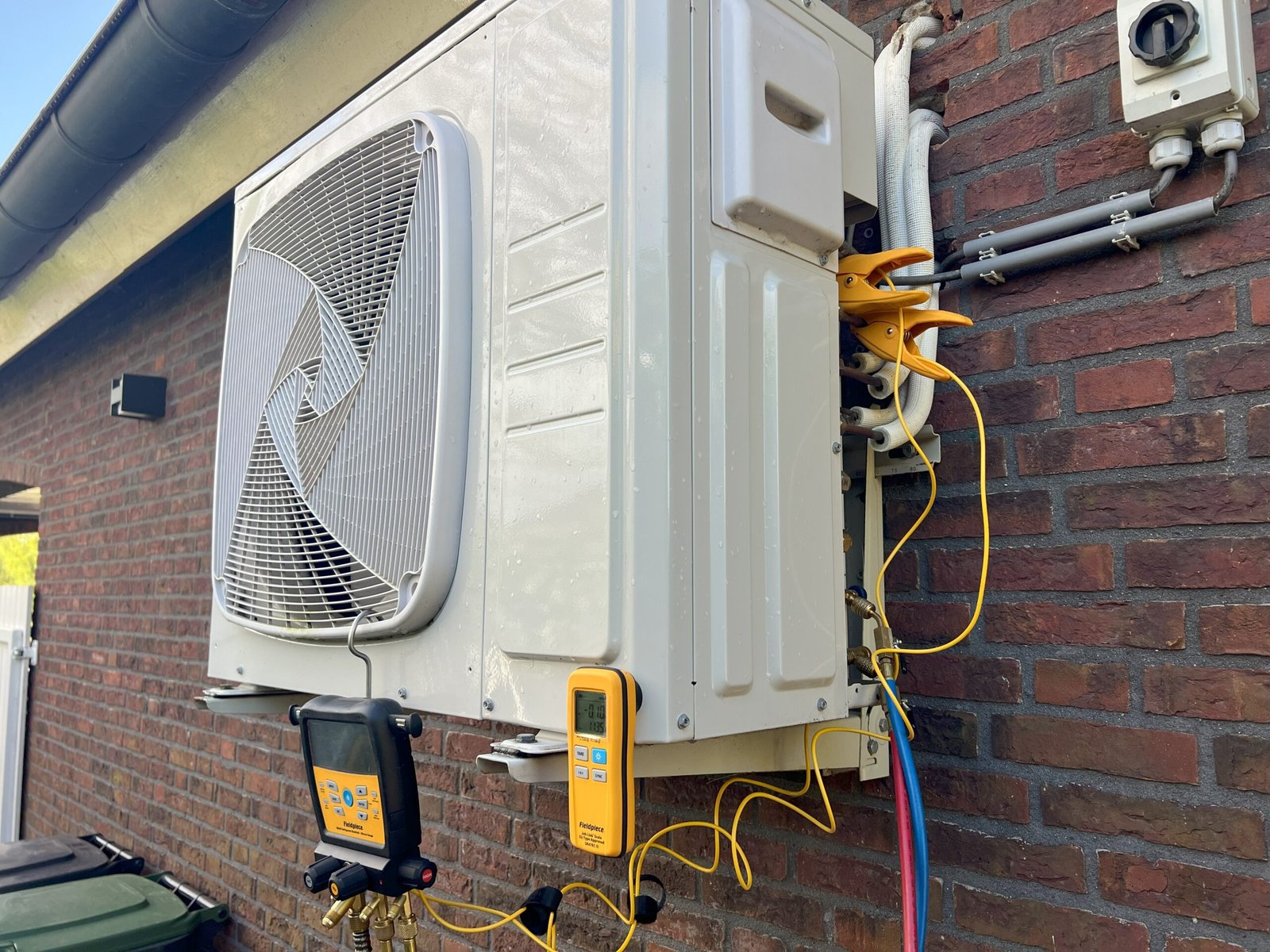 Buitenunit airco met Fieldpiece manifoldmeter voor lekdetectie