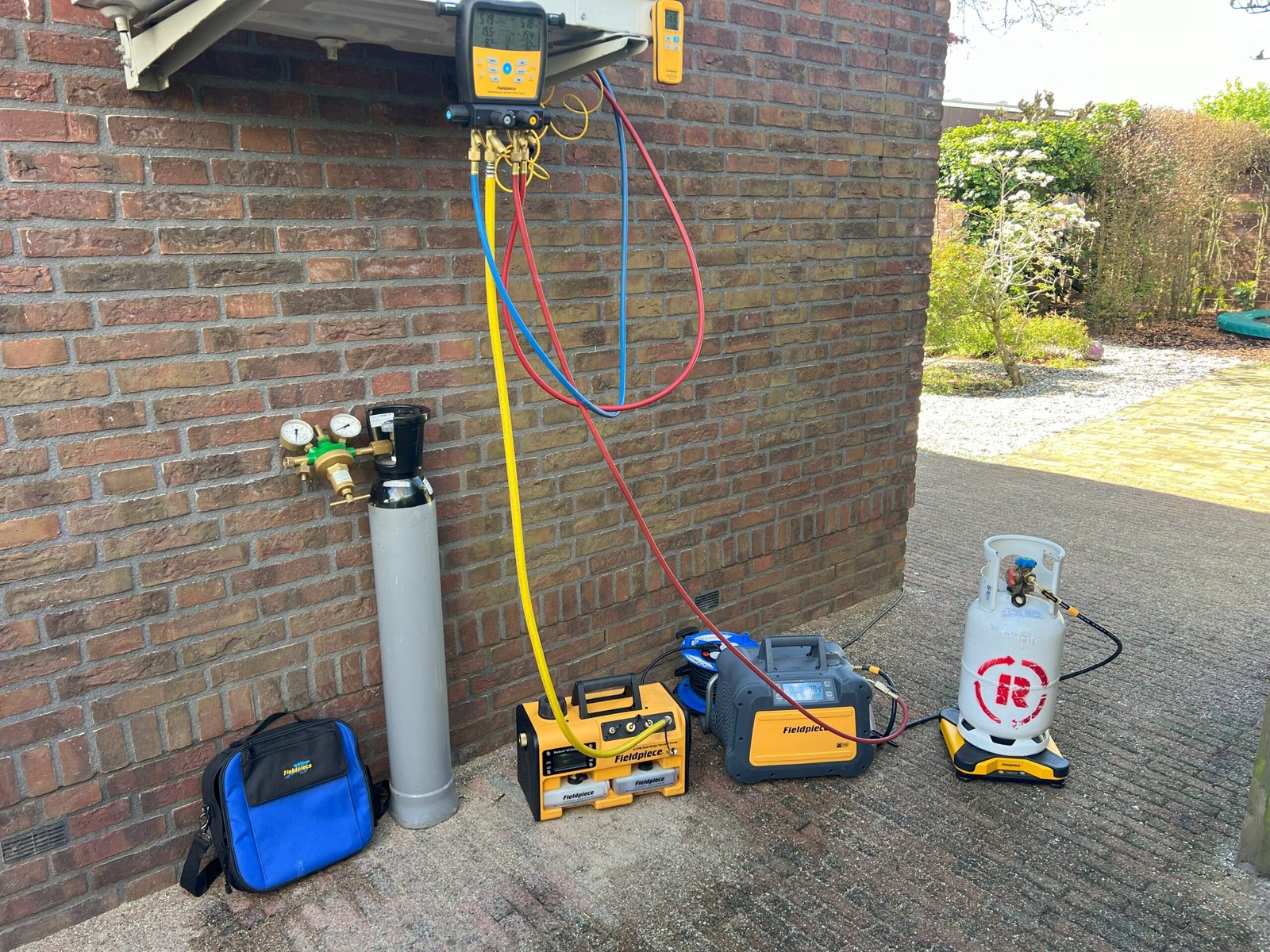 Koeltechnische handelingen bij koelgas vullen met Fieldpiece meetapparatuur